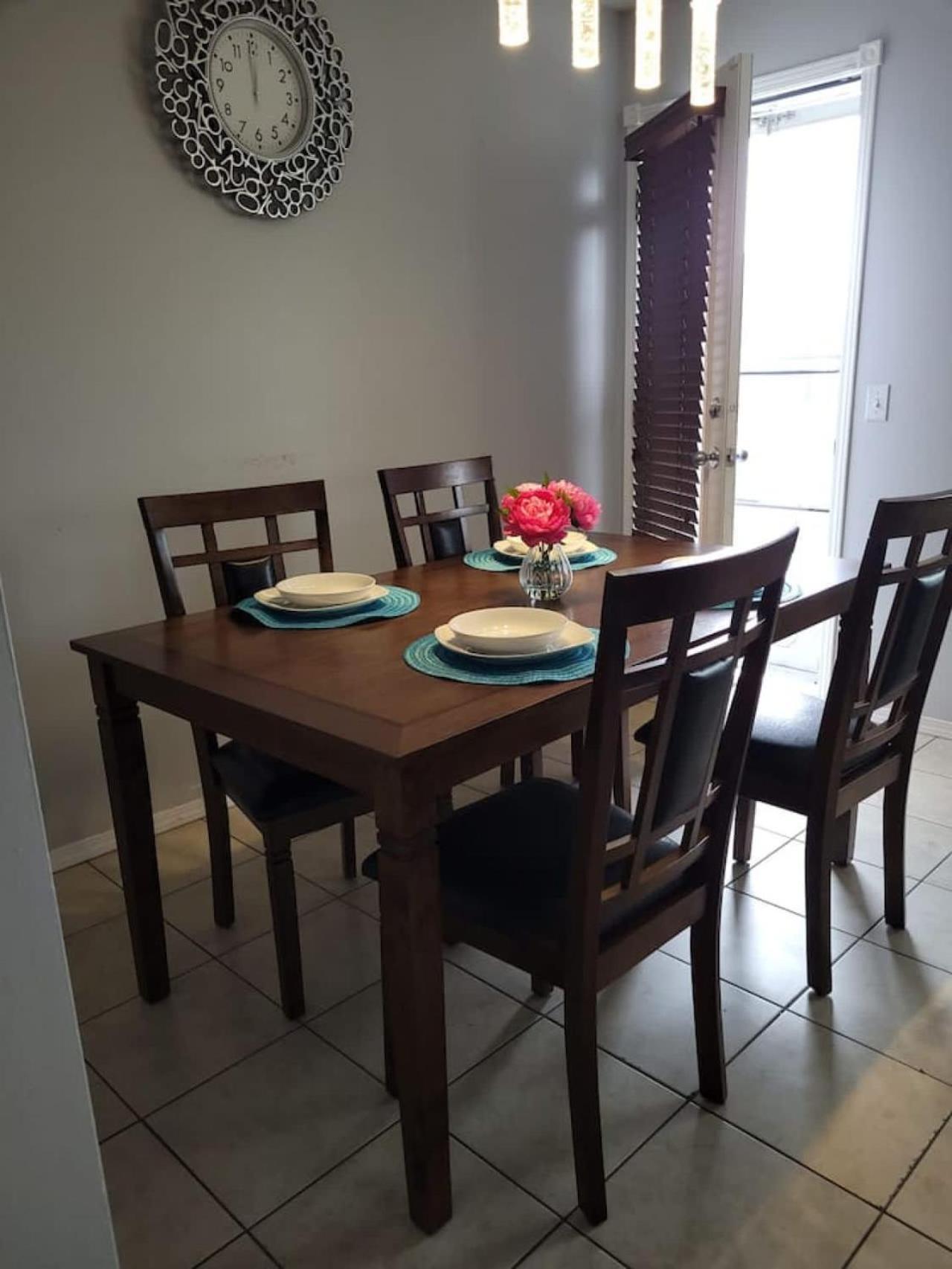 Elegant 4-bedroom Family * Calgary