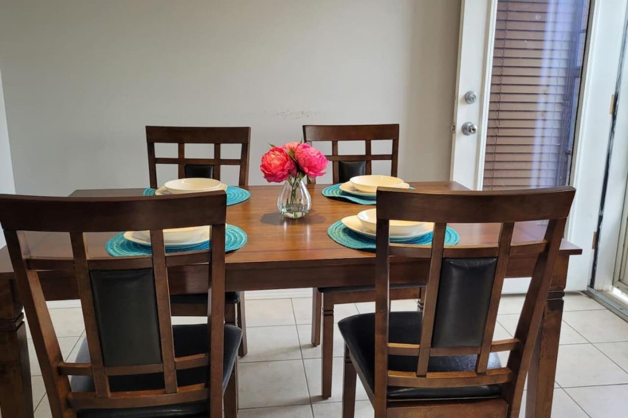 Holiday home Elegant 4-bedroom Family Calgary